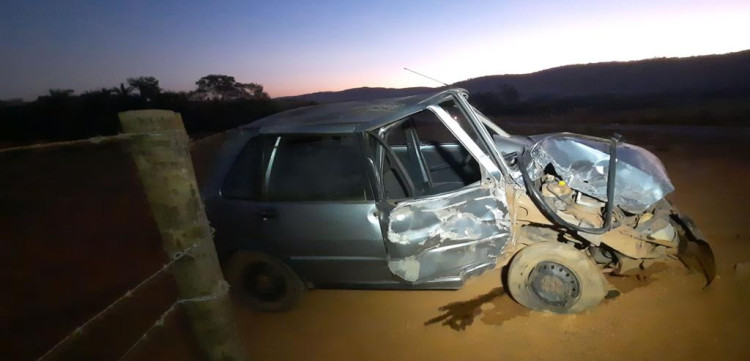 Casal de idosos é encaminhado ao hospital após capotamento na estrada do Matão