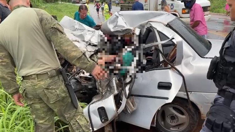 Casal morre e criança fica ferida em colisão entre Corsa e ônibus
