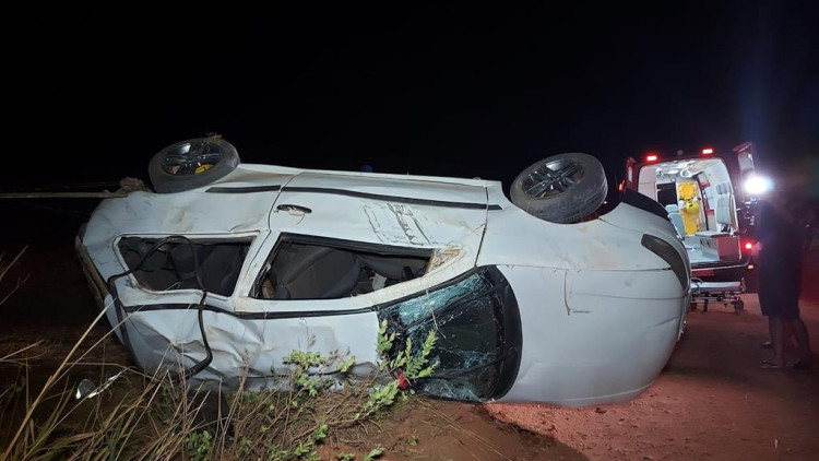 Casal sobrevive a capotamento na estrada do Córrego da Onça