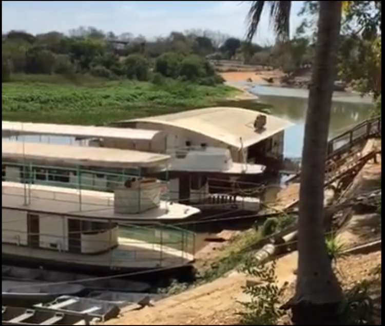 Chalanas ‘encalhadas’ no Rio Paraguai em Cáceres chamam atenção; veja