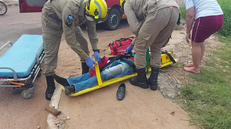 Ciclista fica ferido em colisão com carro na Terezinha Coura Garbim