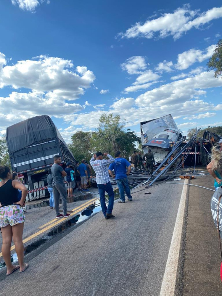 Colisão entre 4 carretas mata duas pessoas, em Cáceres