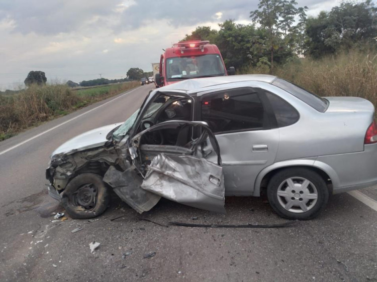 Colisão entre caminhão e carro deixa duas pessoas feridas na BR 174