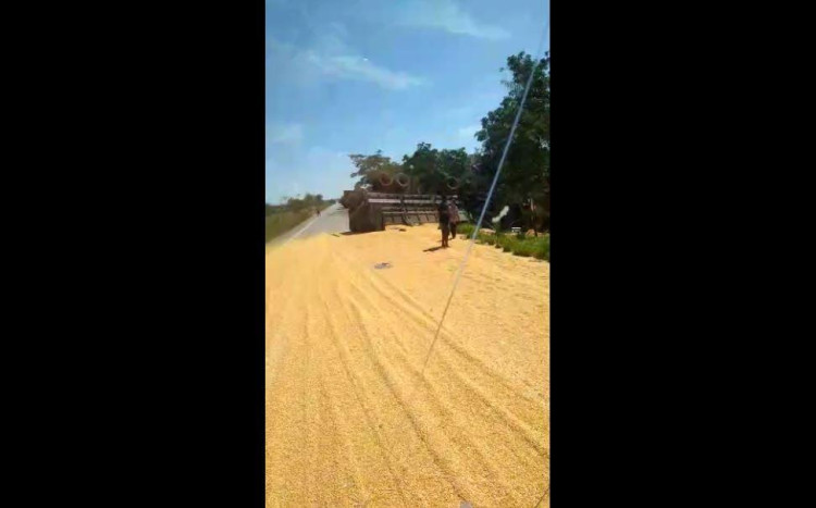 Colisão entre carreta e van na BR 174 causa morte de duas pessoas