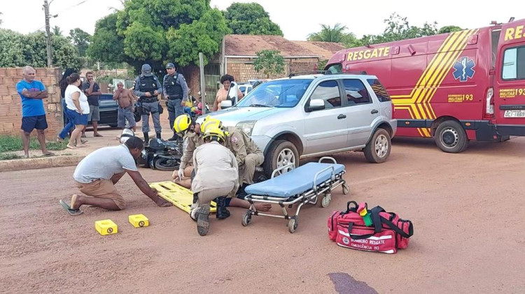 Colisão entre carro e motocicleta deixa uma pessoa ferida na Av. São Paulo