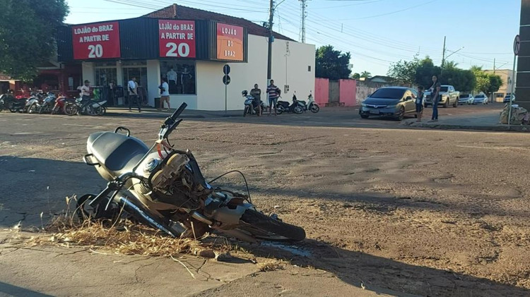 Colisão entre veículos deixa uma pessoa ferida no Centro; os dois condutores são menores