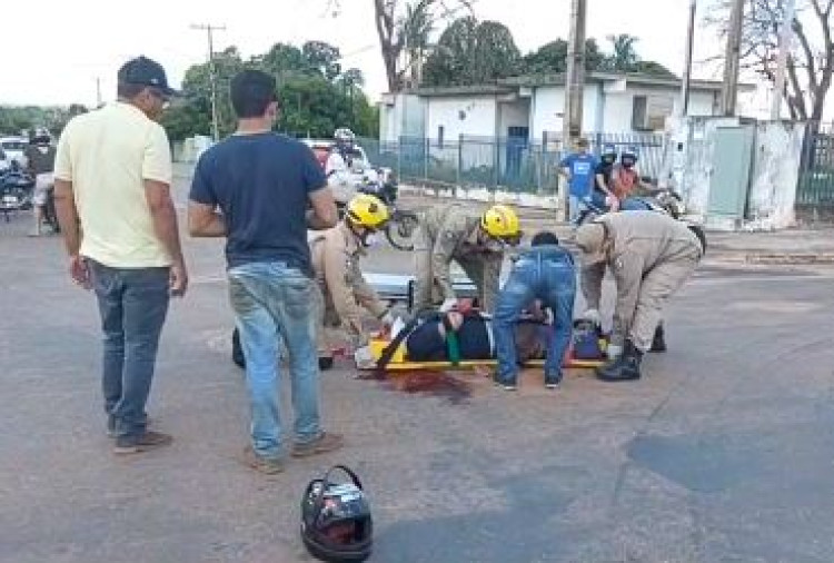 Colisão violenta entre moto e carro deixa vítima em estado grave