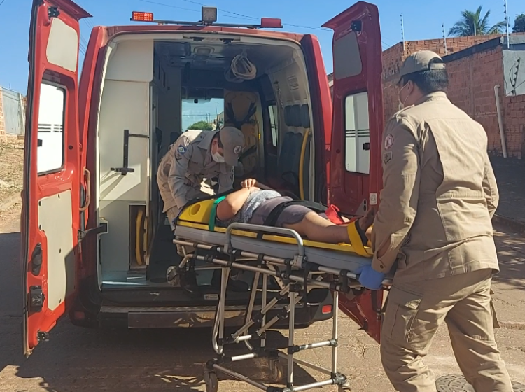 Criança fica ferida após invadir preferencial de bicicleta e bater em carro