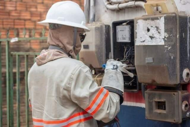 Defensoria proíbe corte de energia elétrica de idosa por cobrança abusiva