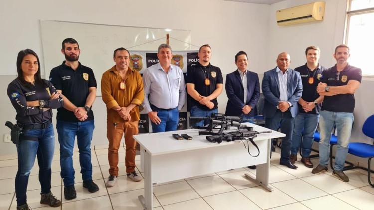Deputado Moretto e delegado geral entregam fuzis para 11 cidades