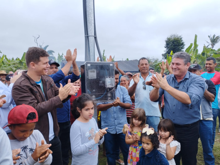 Deputado Moretto participa de ligação de rede elétrica em assentamento