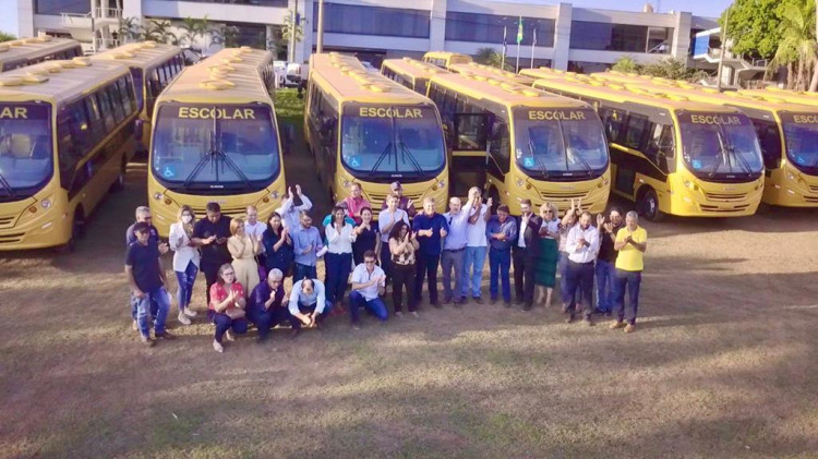 Deputado Valmir Moretto destina 8 ônibus para todas APAES da região Oeste