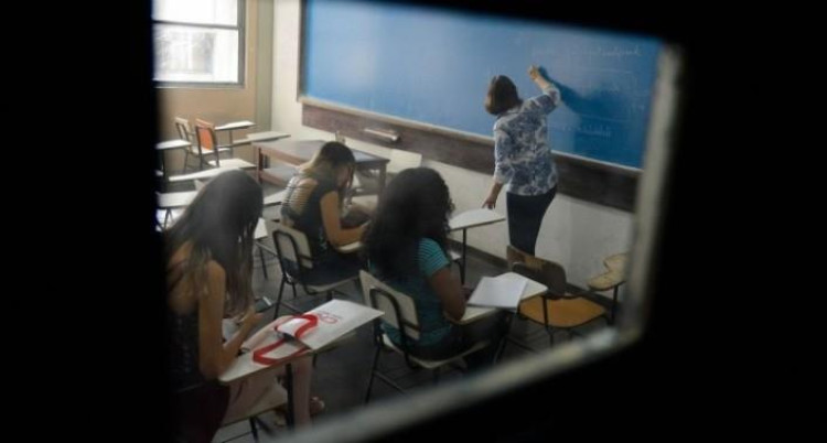 Deputados aprovam lei que proíbe alunos filmarem professores em sala