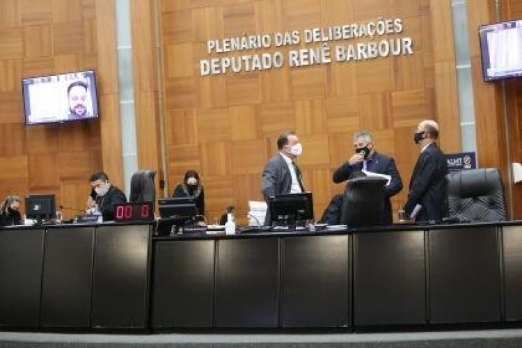 Deputados votam vetos e aprovam PLC que prevê gratificação para profissionais da saúde