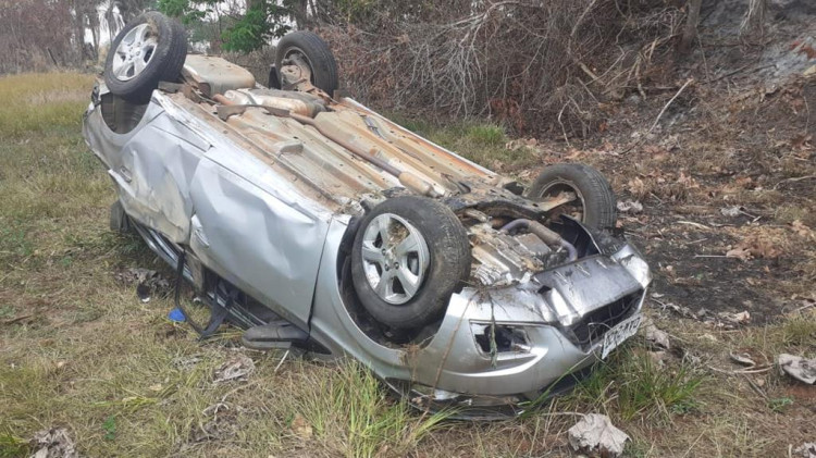 Duas pessoas ficam feridas após capotamento na BR-174