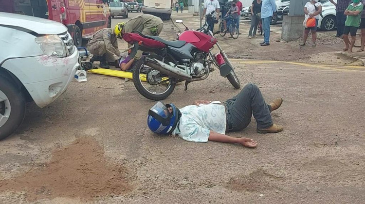 Duas pessoas ficam feridas em colisão entre carro e moto na Av. Bom Jesus