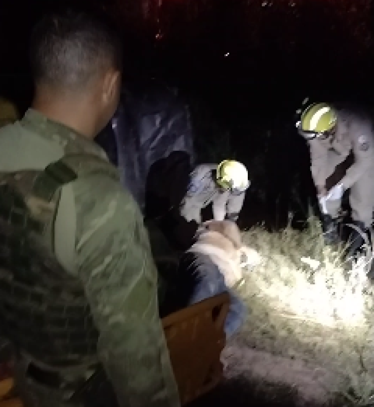 Duas vítimas são resgatadas em local de difícil acesso após capotamento na Estrada do Matão