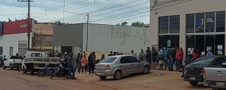 Eleitores formam filas em frente ao cartório no último dia para regularizar o título, em Pontes e Lacerda