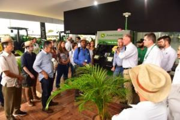 Embaixadores e adidos agrícolas de 11 países visitam Parecis SuperAgro