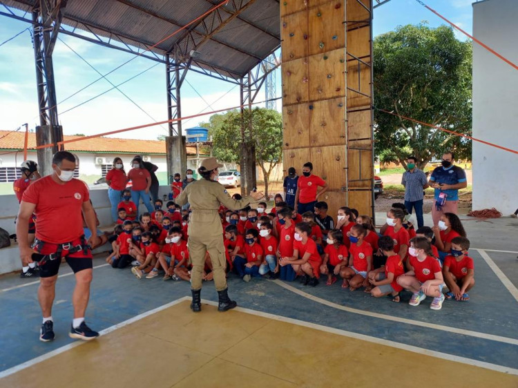 Escola de Adrianópolis recebe equipe do Corpo de Bombeiros de Pontes e Lacerda