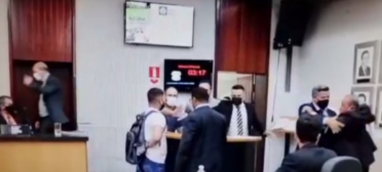 Estudante é detido após mandar vereadores passar “óleo” de peroba