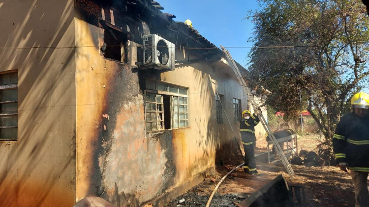 Faísca de fogão a lenha provoca princípio de incêndio em residência
