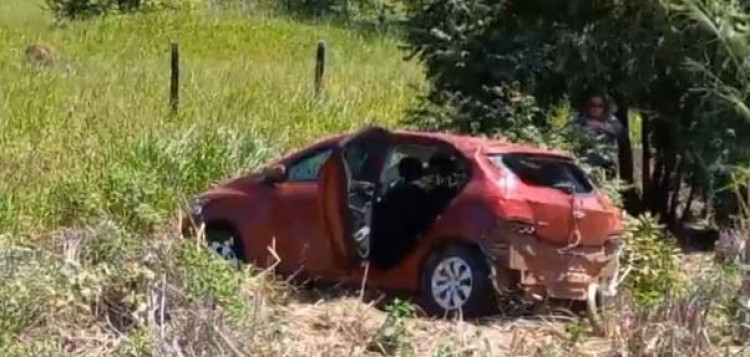 Família sobrevive após carro sair da pista e capotar na BR 174b