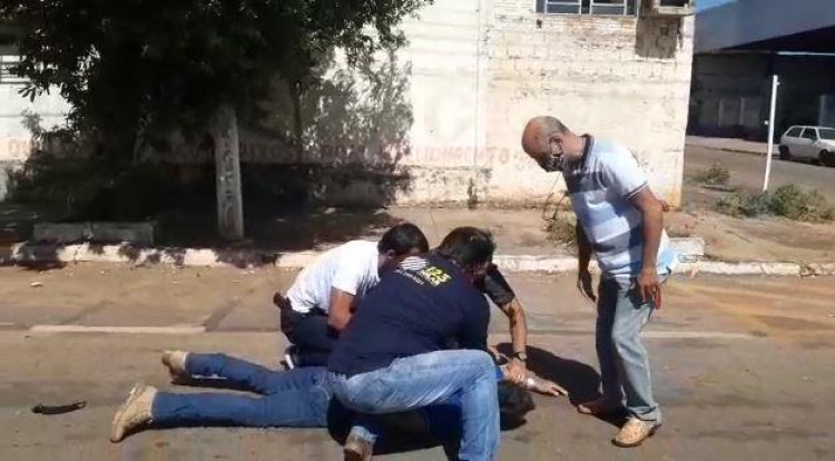 Foragido da justiça entra em luta corporal e tenta tomar arma de policial durante abordagem