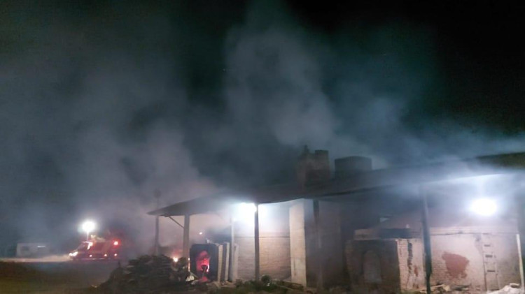 Galpão com madeira é destruído pelo fogo, em cerâmica na BR 174B