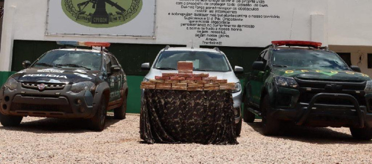 Gefron e Força Tática apreendem 26 tabletes de pasta base de cocaína escondidos em portas de veículo