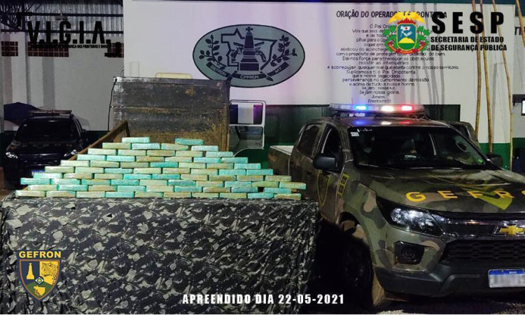 Gefron localiza droga escondida em compartimento falso de caminhão e prende motorista por tráfico