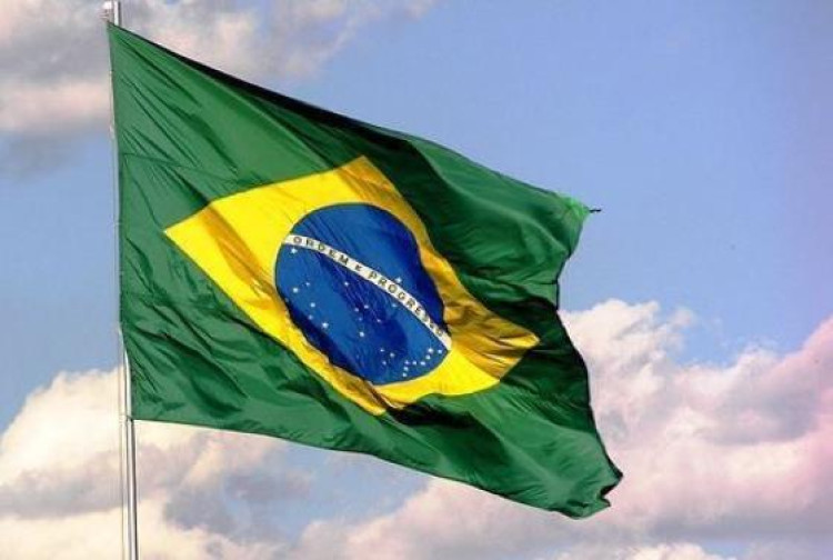 Governo sanciona lei que obriga hasteamento da Bandeira Nacional nas escolas de MT