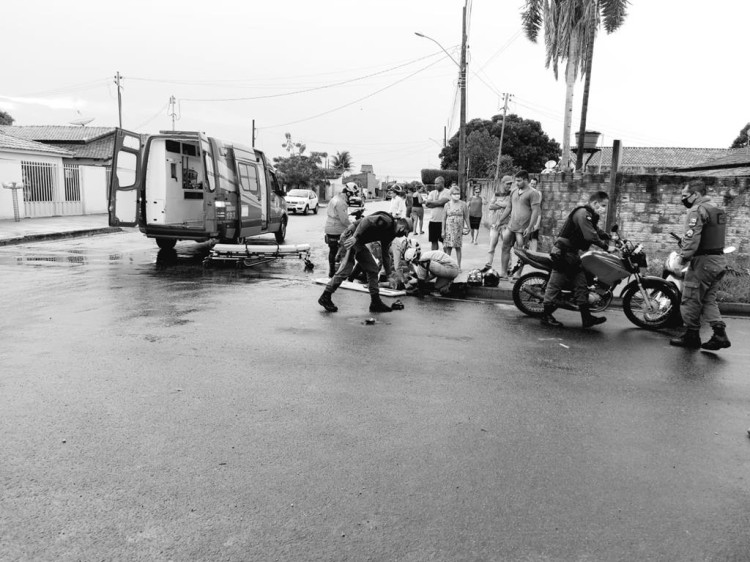 Grávida invade preferencial colide com motocicleta e é encaminhada ao hospital desacordada