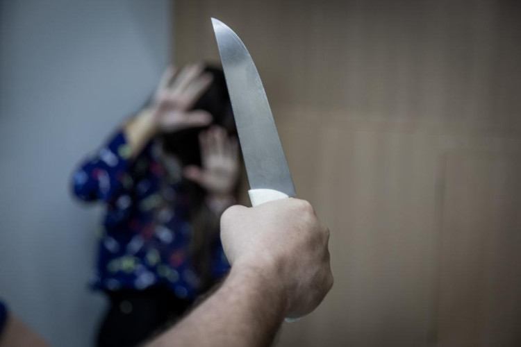 Homem ameaça com faca e estupra vizinha em Jauru