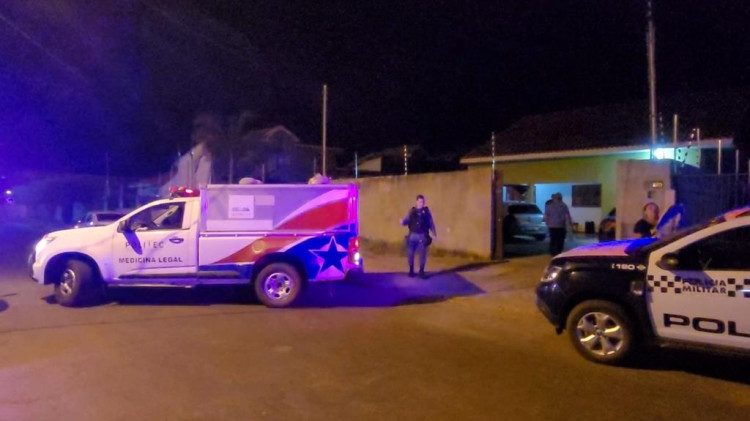 Homem é assassinado a tiros dentro de residência no centro de Pontes e Lacerda