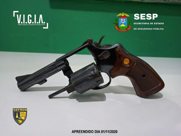 Homem é detido por posse ilegal de revólver do avô morto há 5 dias