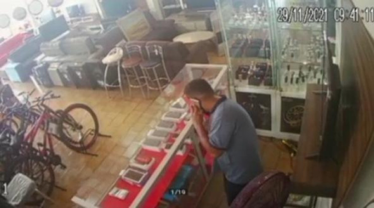 Homem é flagrado furtando celulares em loja no Centro de Pontes e Lacerda