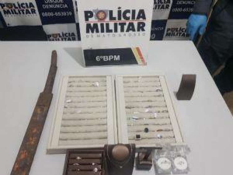 Homem é preso por invadir joalheira e furtar R$ 14 mil em joias