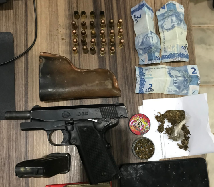 Homem é preso por porte ilegal de arma, uso ilícito de drogas e corrupção de menor em Vila Bela