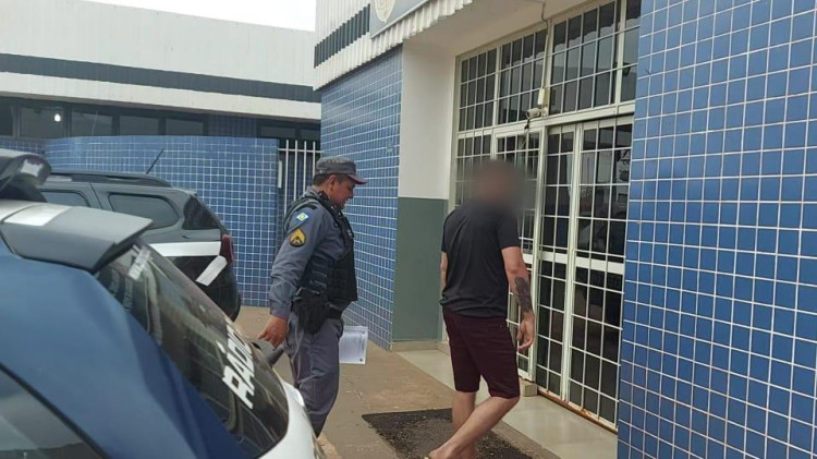 Homem é preso por roubo, mas alega que mandado de prisão é para o irmão