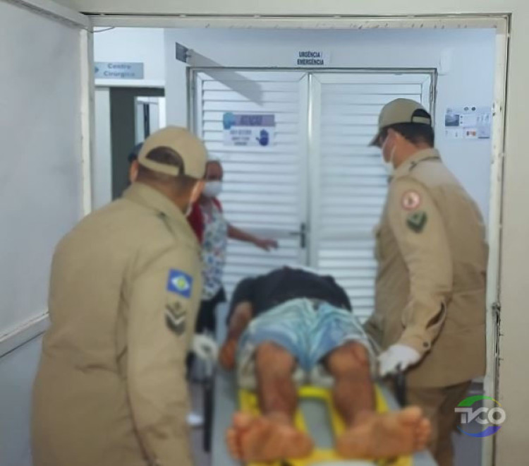 Homem fica inconsciente após golpe com tijolo