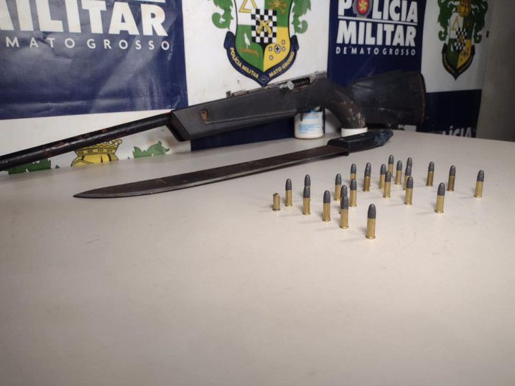 Homem invade residência e a ameaça ex-esposa em posse de espingarda