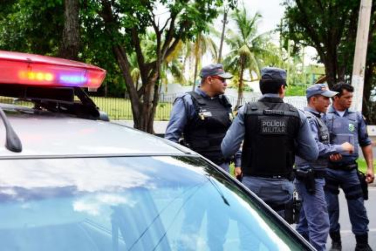 Homem leva facada no estômago; polícia investiga caso
