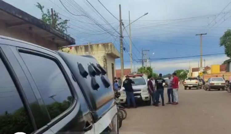 Homem mata esposa com golpes de faca e ainda liga para a mãe da vítima para contar o crime