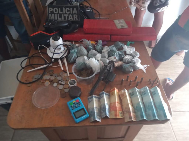 Homem nega envolvimento com tráfico de drogas mas acaba preso pela Polícia Militar em Nova Lacerda