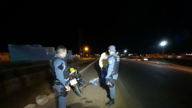 Homem se joga na frente de motocicleta após ter briga com esposa