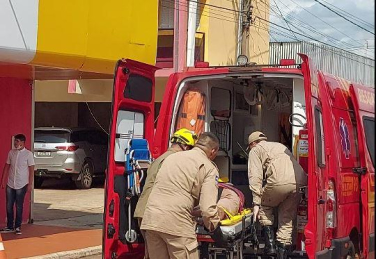 Homem sofre descarga elétrica durante serviço, em Pontes e Lacerda
