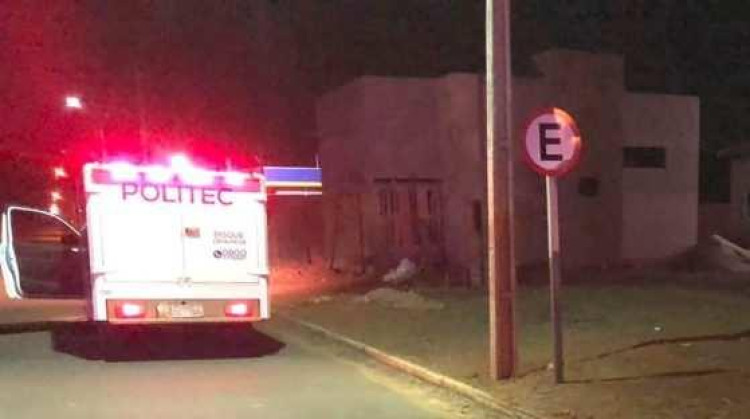 Homem tenta pôr fogo na esposa e em criança de 2 anos e acaba morto pelo enteado