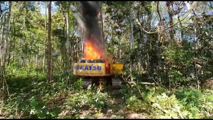 Ibama retira garimpeiros e queima maquinários na região do rio Sararé