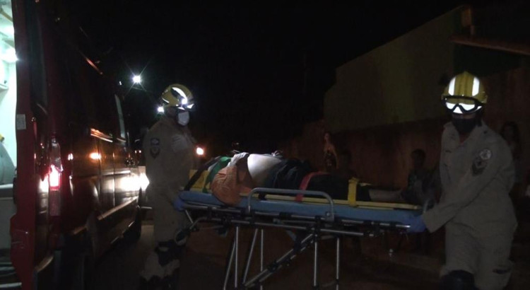 Idoso fica gravemente ferido após ser atingido por carro na Vila Guaporé